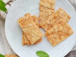 lam banh Almond Tuile Cookies